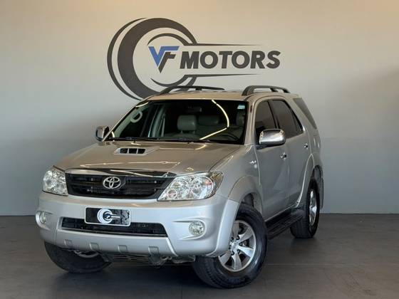 TOYOTA HILUX SW4 3.0 SRV 4X4 16V TURBO INTERCOOLER DIESEL 4P MANUAL TOYOTA HILUX SW4 3.0 SRV 4X4 16V TURBO INTERCOOLER DIESEL 4P MANUAL